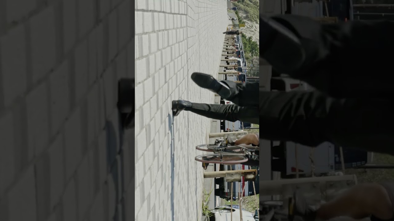 田舎の街、霧を吐いている山