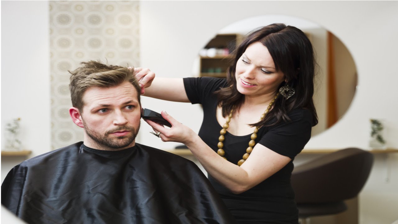 mulher com corte de cabelo masculino