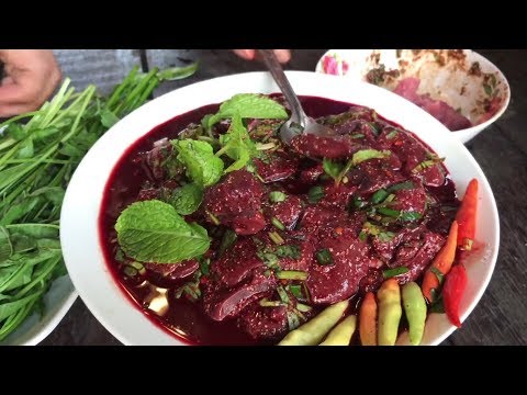  "Tận hưởng" món tiết canh thịt sống của người Thái Lan (720 HD)