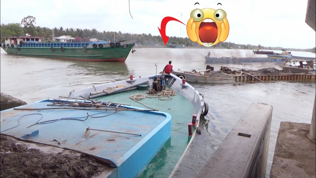 [936] Большие и маленькие баржи опасно сталкиваются у ворот плотины.