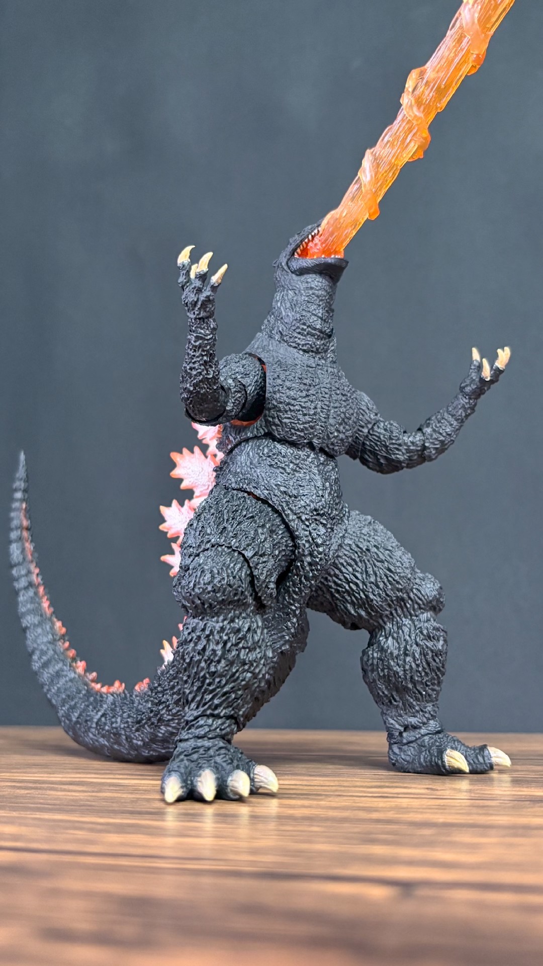 S.H.MonsterArts】ゴジラ2004放射熱線ver - YouTube