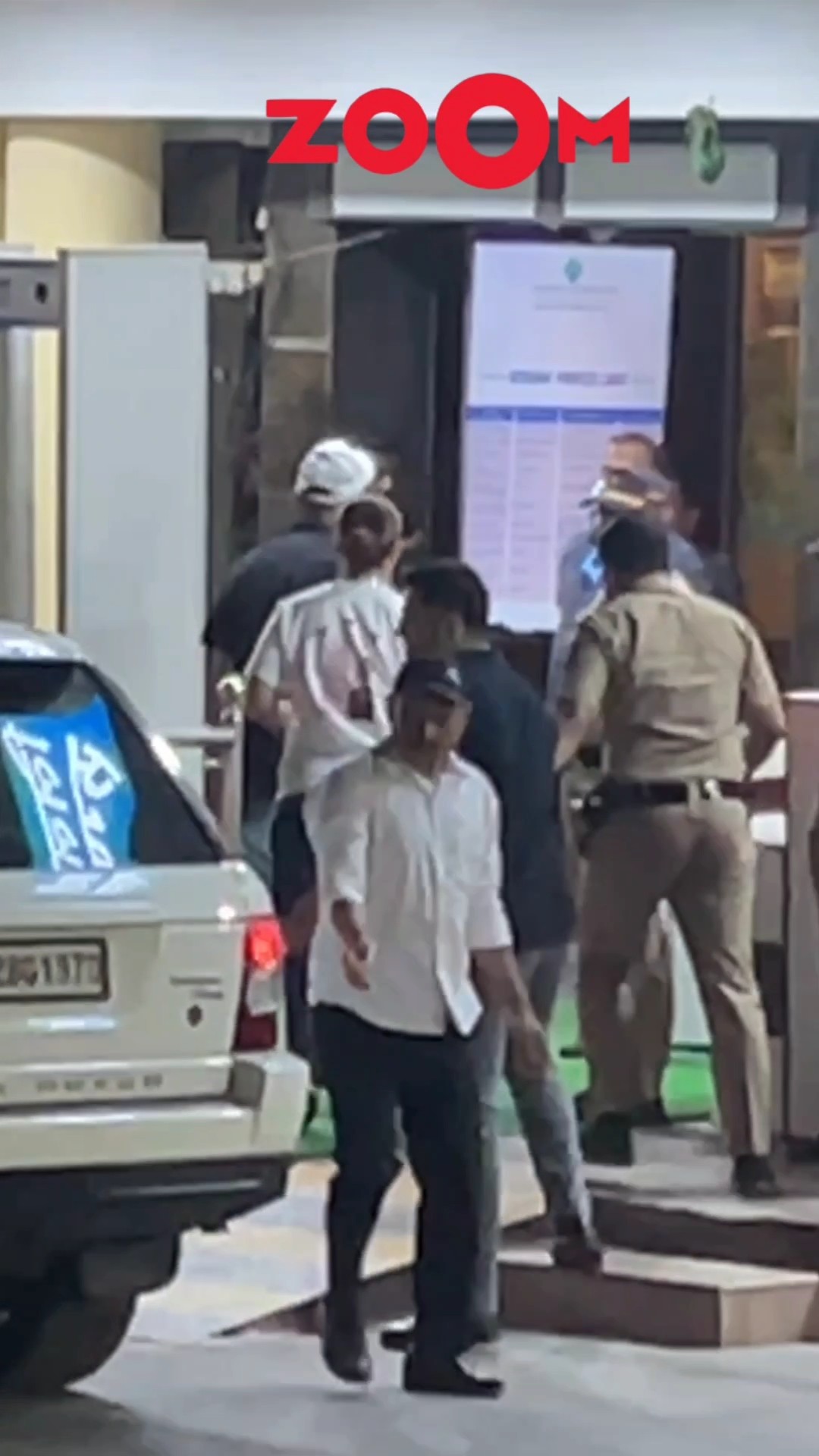 Kareena Kapoor ARRIVES at Lilavati hospital with HEAVY security to check up on Saif ? #shorts