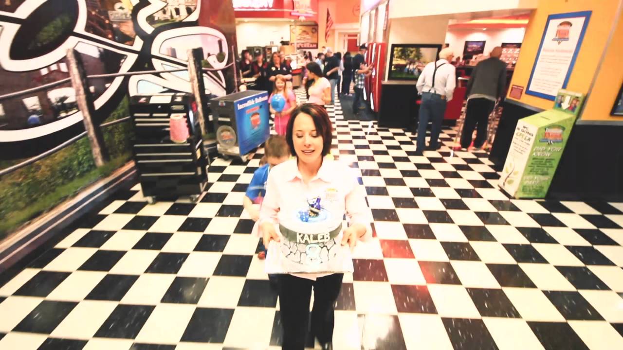 Incredible Pizza Birthday Party! - Incredible Pizza Company - YouTube