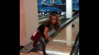 Larissa Manoela Dançando Até O Chão No Boliche