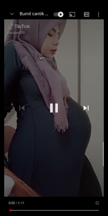 Bumil hijab elus perut yang udah menonjol
