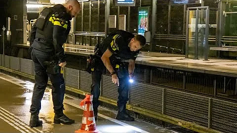 Rijtuig van metro beschoten bij metrostation - Bijdorpplein Schiedam 