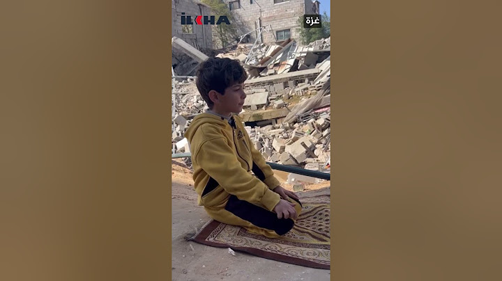 طفلان يختبران حفظهما القرآن الكريم فوق ركام منزلهما في غـ،ـزة