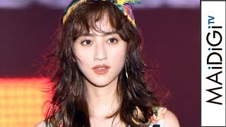 堀田茜、CanCamモデルが超ミニボトムで美脚見せ　トロピカル柄セットアップでランウエーに
