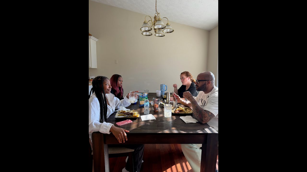 Брук отчитывает Бетани за попытку шпионить за Ларри и называет ее сумасшедшей.