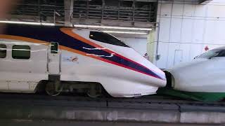 2023.12/22 142B やまびこ142号+つばさ142号 東京行 大宮駅14番線発車シーン E2系1000番台J66編成[200系新幹線リバイバルカラー]+E3系2000番台L67編成