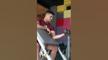 Curl de biceps a una mano en banco Scott