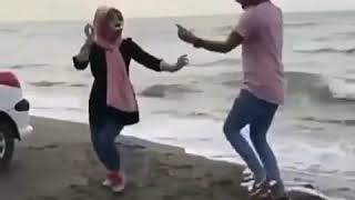 رقص عاشقانه در کنار ساحل
