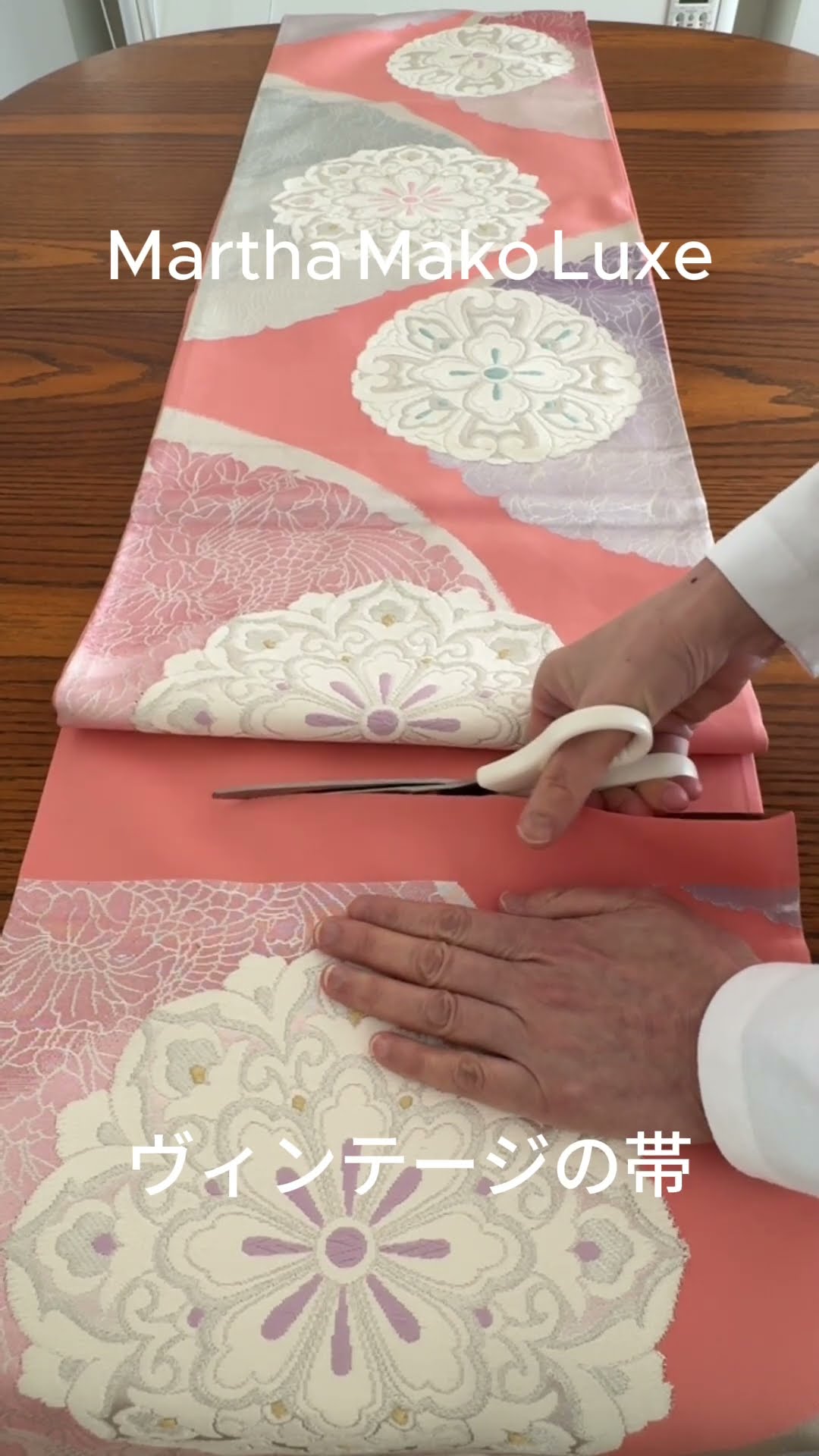 正絹帯をザクッ✂️珊瑚色の花丸がテーブルランナーに｜珊瑚色に舞う花