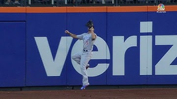 CHC@NYM: Almora Jr. times jump, makes catch on track