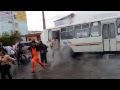 Un Autobús Fractura Tubería de Agua Hirviendo 