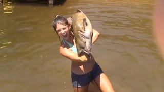 Alabama woman catches catfish with bare hands