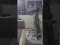 حـ ـرامي بمـ طوة كان بيسـ ـرق شقة ولما شاف الكاميرات غير رأيه