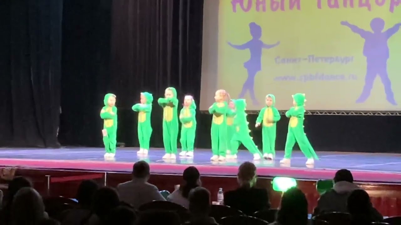 Dance the dinosaurs - Юный танцор