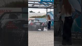 İç Dış Araba Yıkayan Kadın