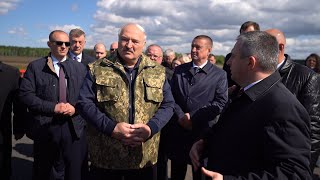 Лукашенко: Вы что, с ума сошли? Фермер гладит этот трактор! Я много раз рассказывал!
