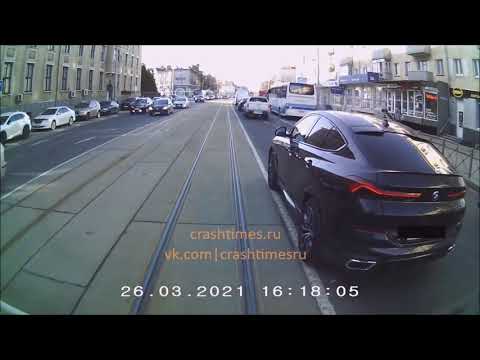 Когда ты водитель трамвая. Протаранил новенький BMW