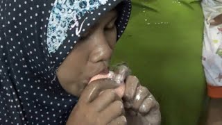GAK MASUK AKAL! IBU MUDA INI DOYAN BANGET MAKAN SABUN MANDI..JANGAN DITIRU
