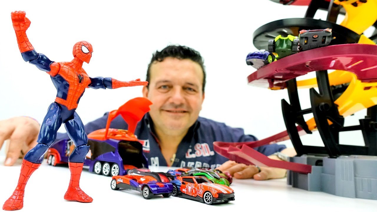 ⁣Circuito de coches. Carros de carreras del Hombre Araña