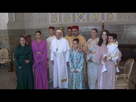 شاهد البابا فرانسيس يلتقي بأفراد من العائلة الملكية المغربية