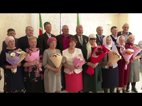 8 пар в сопровождении детей и внуков собрались во Дворце бракосочетаний Нурлата