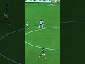 Messi mete un caño... ¡desde el piso!