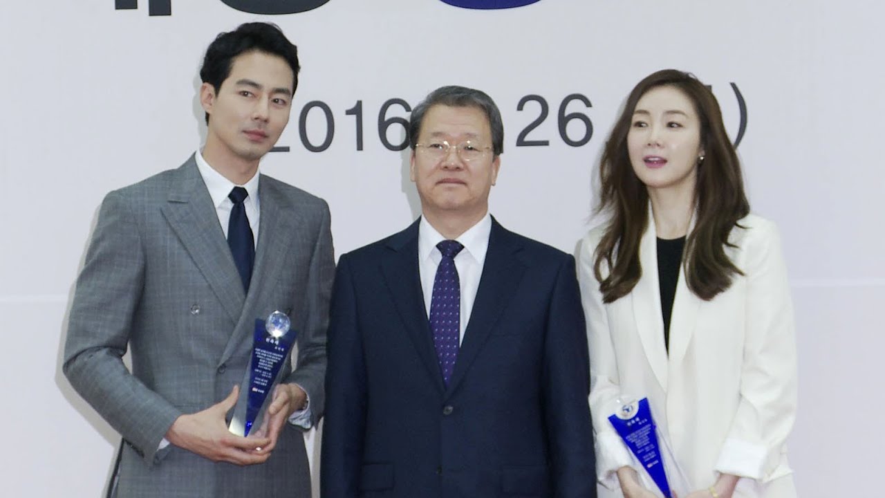 [AT영상] 최지우-조인성 '국세청 직원도 팬클럽으로 만들어 버린 비주얼 종결자' (국세청 홍보대사 위촉식)