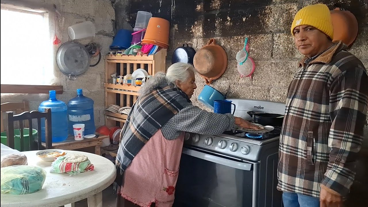 Mi mamá se prepara  unos huevitos estrellados  y un chile azado asi quedo todo