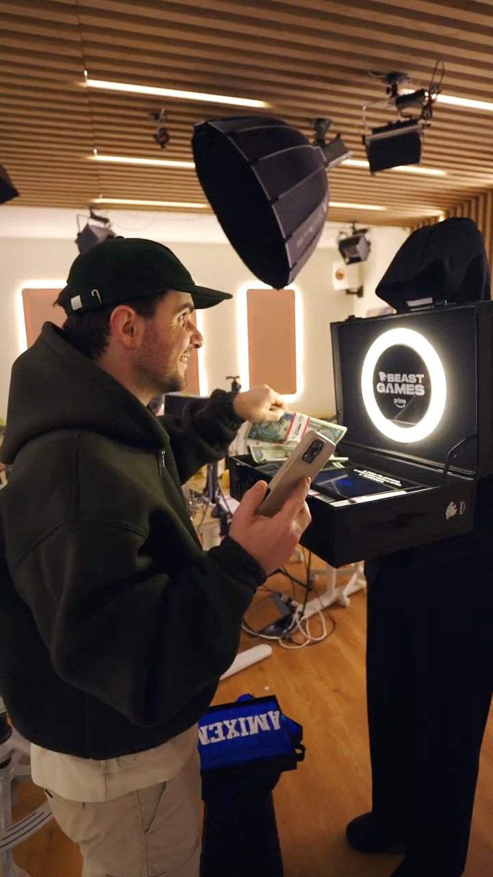 Un gars chelou est entré dans mon studio ??