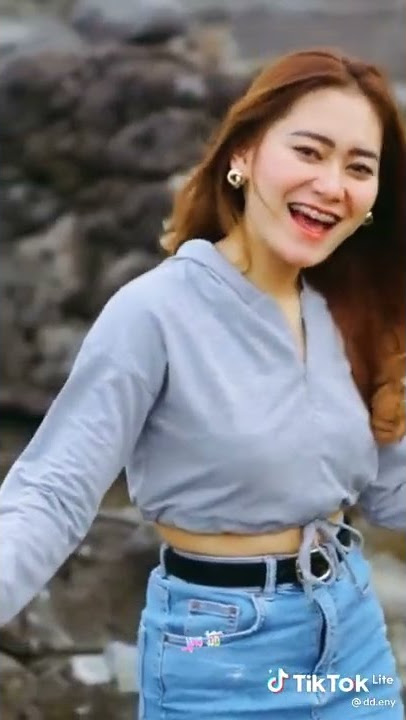 vita alvia lagu dengar kan lah anjai