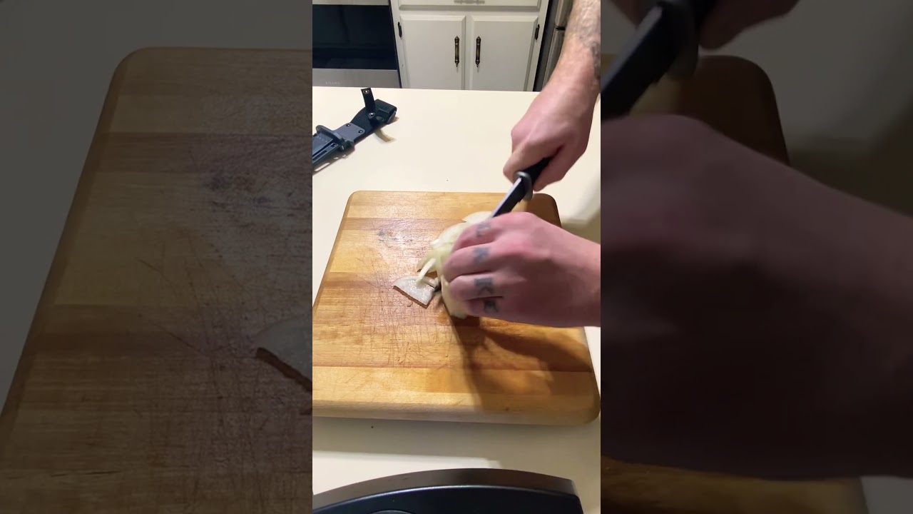 Onion slicing with the KABAR D2 Extreme!!! So Satisfying!!! 