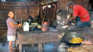 Nani cocino un locrio de fideo con huevo porque era lo que tenia, la vida del campo es saludable.
