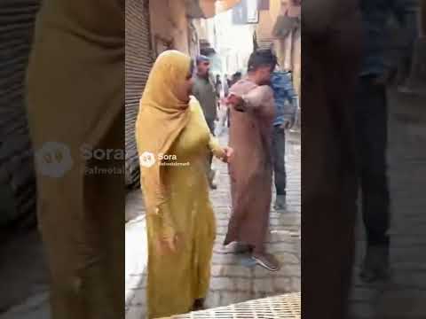 هجوم مرعب من الكلاب الضالة على الناس في قلب السوق خطير