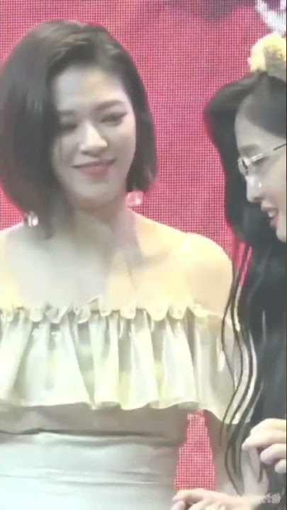 Jeongyeon bug prank to Momo (TWICE Feel Special fansign event)