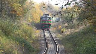 🚆Редкий грузовый гость c приветливой бригадой спешно покидает Ценжевские высоты | 2М62 with cars