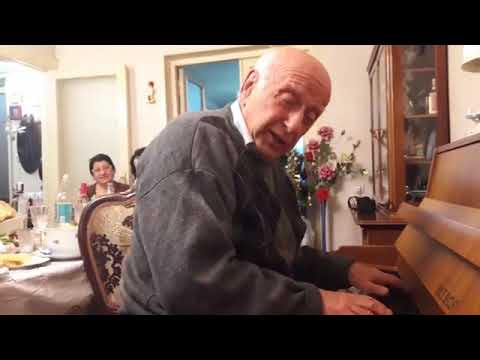 ლეო ანთაძე \"პიანინოზე\" დაკვრის დროს  სკამიდან გადავარდა.