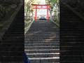 【放送事故レベル】ナビを信じすぎた結果！？神社の階段に突っ込んで車体をボコボコにする車