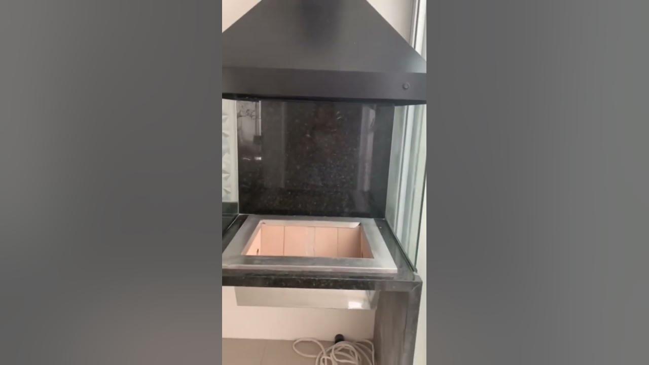 Uma Churraqueira Makeer sendo instalada, detalhes dos vidros laterais e o braseiro! 🧡🥰