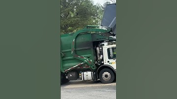 revving Mack McNeilus #mack #garbage #trashtruck #wastedisposal #automobile #trucking