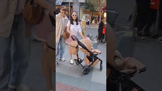 Zeynep Tuğçe Bayat Eşi Cansel Elçin, Nişantaşı Turunda Görüntülendi. Çin Ğçebayat