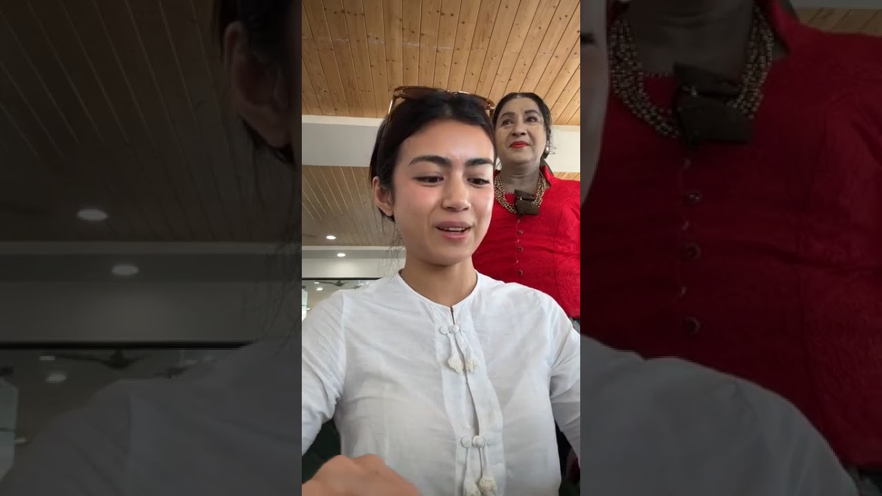 India/Nepal Immigration gate မှာထမင်းစား  🤭🥰 ဖေဖေ မေမေတို့နှင့် ဗုဒ္ဓဂါယာသွားဖြစ်တာလေး