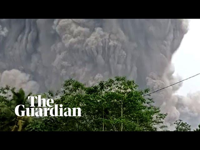 ثوران مفاجيء لبركان سيميرو في في جزيرة جاوة بأندونيسيا - رماد بركاني كثيف
