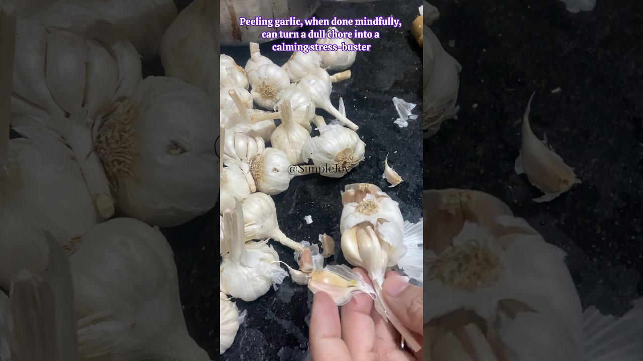 Easy Garlic Peeling Trick 🧄+ Stress Buster #shortsfeed#ramadan #asmr #explore#fypシ#trending#viral