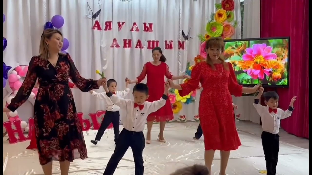 Порнода бөкселерін жарқыратты Порно бетке тиеді