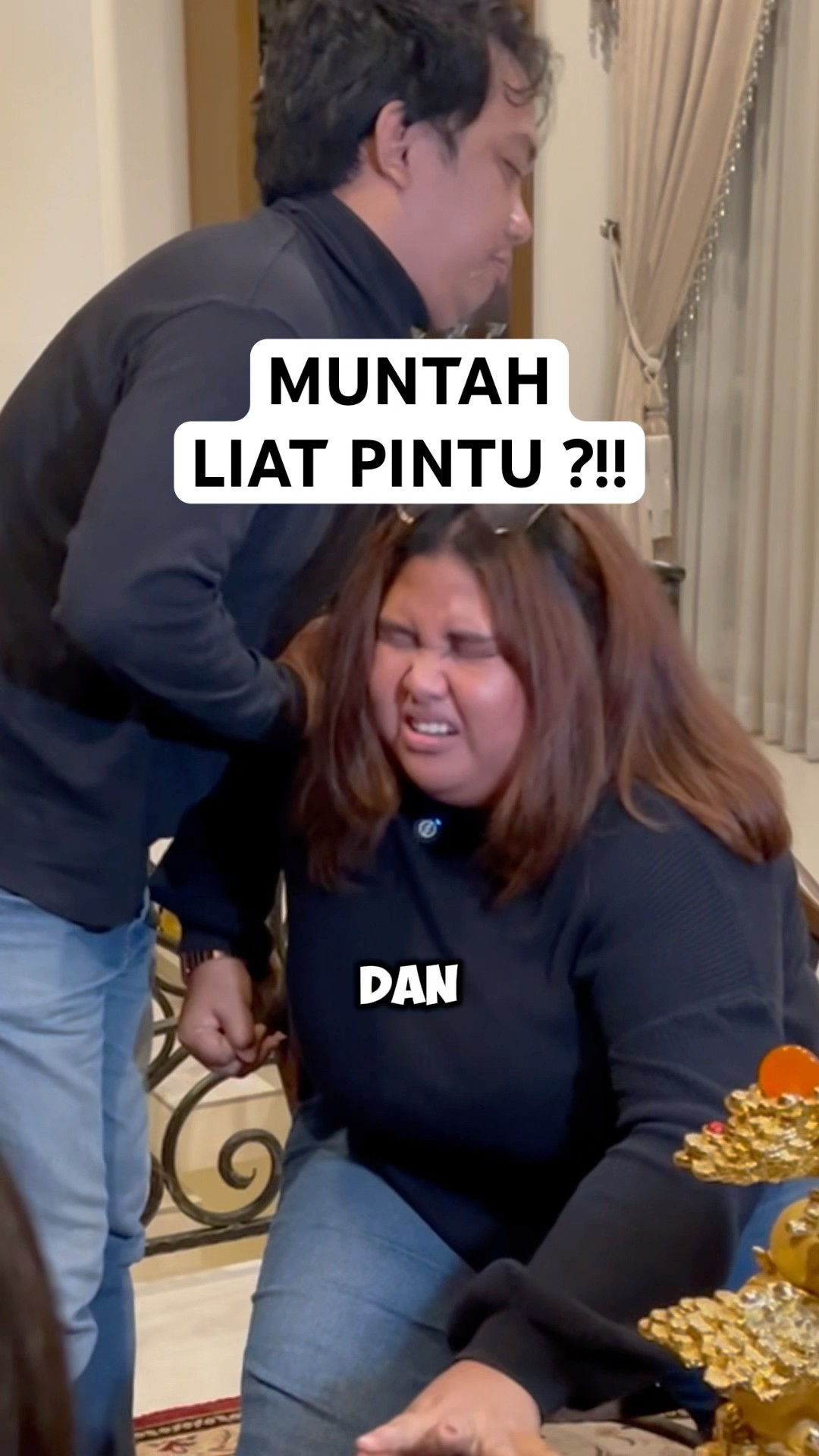 MUNTAH LIAT PINTU?!!