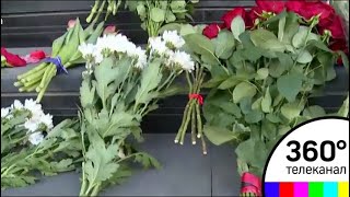 Москвичи несут цветы и свечи к посольству Испании в Москве Москвичи несут цветы и свечи к посольству Испании в Москве